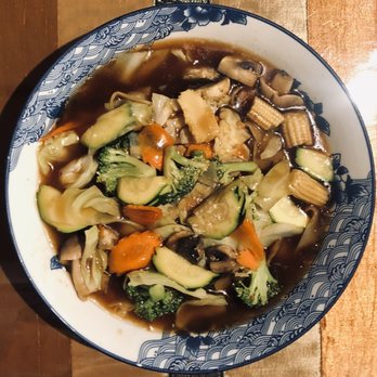 Singha Thai Cuisine - Rice noodles with broccoli, carrots, mushrooms, corn, and zucchini - Thai Near Me - Moab, Utah