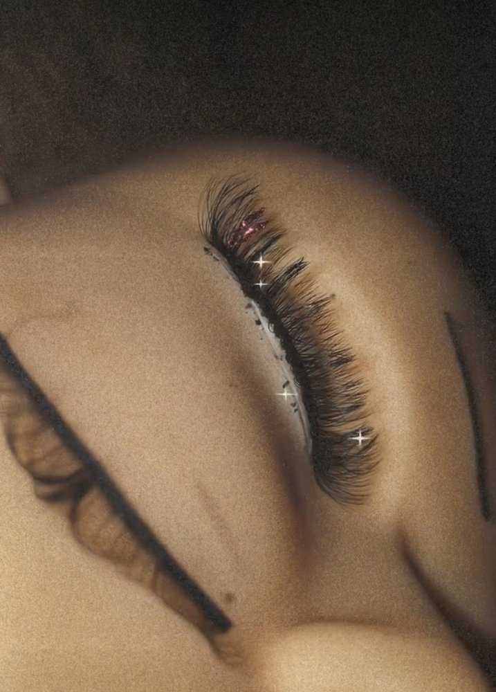 KWM Lashes Logo