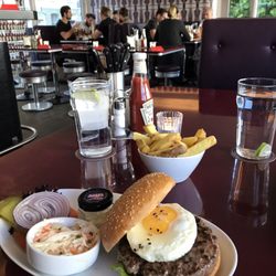 Helvti Diner - Burger with seating area