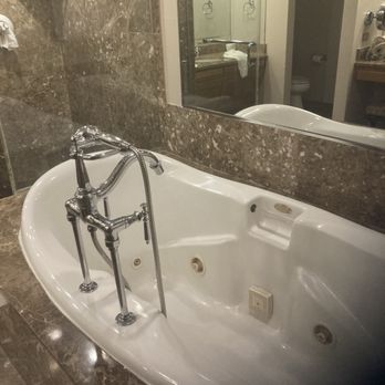Herrington Inn & Spa - Beautiful soaking tub. - Hotels Near Me - Geneva, Illinois