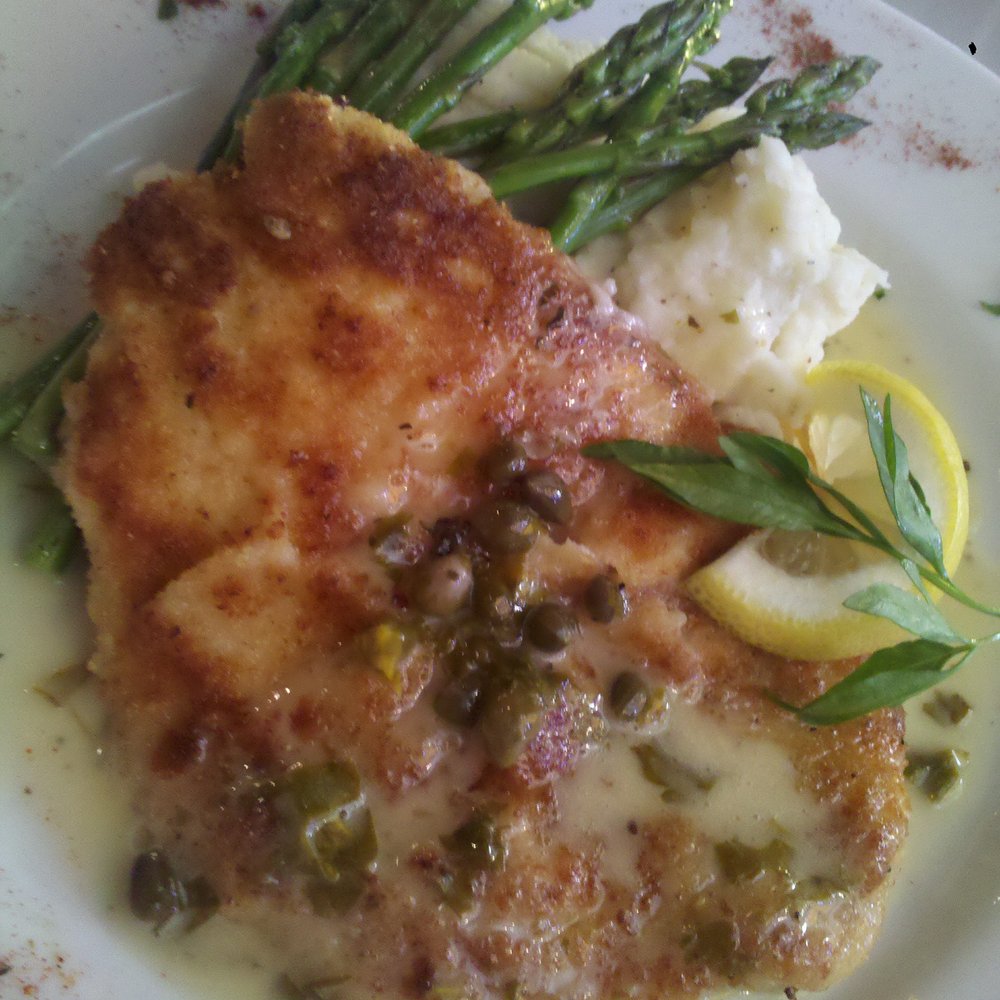 Breaded chicken with capers and lemon sauce, garlic mashed potatoes and asparagus Breaded chicken with capers and lemon sauce, garlic mashed potatoes and asparagus