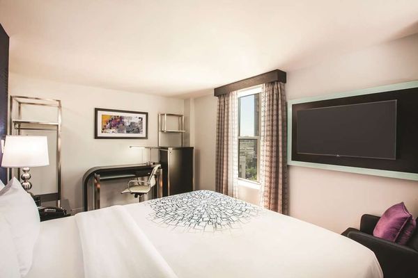 La Quinta Inn & Suites by Wyndham Dallas Downtown by null