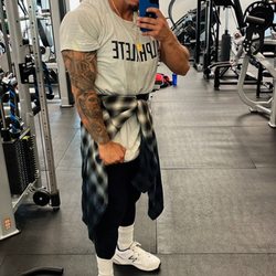 Reinventu Gym - Peep the artwork on their wall