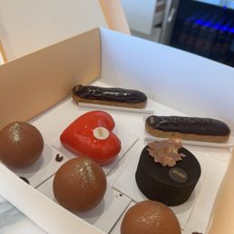 3 noisettes, one merveilleux, one coeur (St Valentin special) and 2 éclairs chocolat. Oh yeah!! 3 noisettes, one merveilleux, one coeur (St Valentin special) and 2 éclairs chocolat. Oh yeah!!