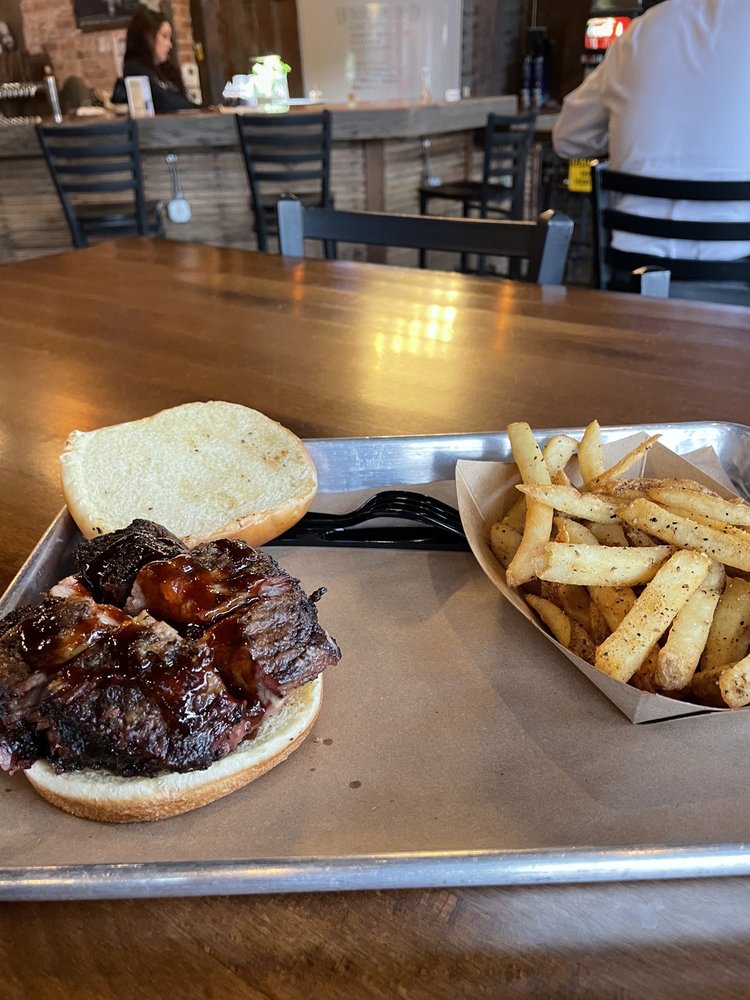 JOUSTING PIGS BBQ CLOSED Updated May 2024 107 Photos & 135 Reviews 110 E Kansas St