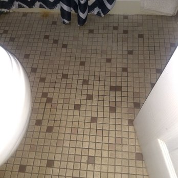 Riverboat Inn and Suites - Filthy bathroom floor - Hotels Near Me - Madison, Indiana