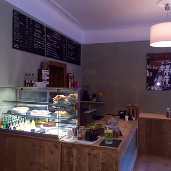 Cozys - Theke mit Kuchen & Sandwiches + Bionade, Orangina und Croissants - Cafes Near Me - Berlin, BE