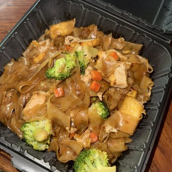 Golden Leaf Thai Cuisine - Pad See Ew with tofu and mild spice - Thai Near Me - Newberg, Oregon