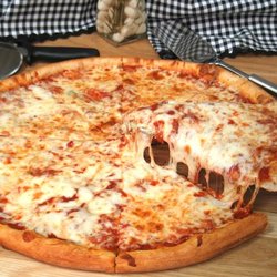 Ipek's La Bella Pizzeria - Love their Cheesy 8 cut pizza!
