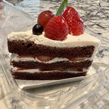 Paris Baguette - 11/11/2022 chocolate strawberry slice cake. Yum - Bakeries Near Me - Diamond Bar, California Paris Baguette - 11/11/2022 chocolate strawberry slice cake. Yum - Bakeries Near Me - Diamond Bar, California