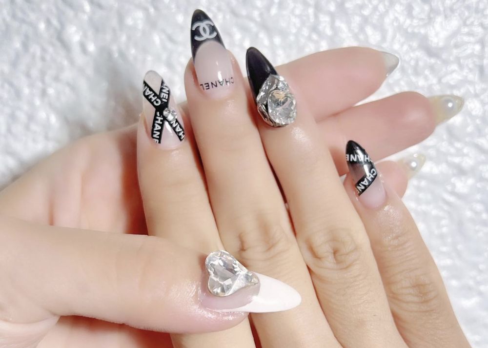 Nailholic Logo