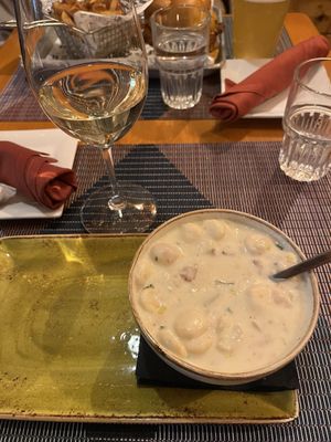 Murray's Tavern by null