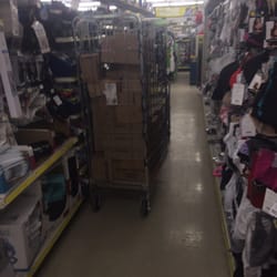 Dollar General - Carts blocking aisles