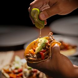 Querreke - Tacos de la casa: Res, queso de cabra, tocino, cebolla morada, pimiento rojo, aguacate e hinojo