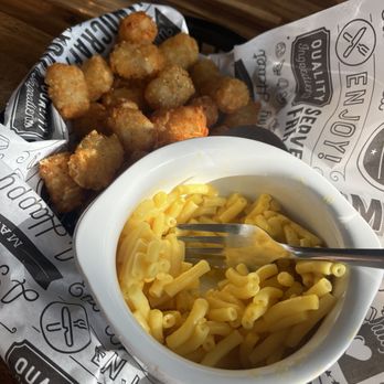 Beer Snobs - Kids' Mac and Cheese with Tots - American Near Me - Hartland, Wisconsin Beer Snobs - Kids' Mac and Cheese with Tots - American Near Me - Hartland, Wisconsin