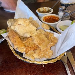 Barrigas - Chicharrones  y salsa. Súper delicioso la salsa.