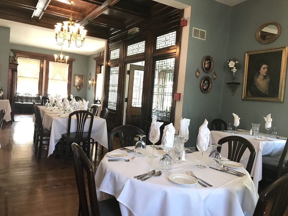 Twelve Oaks Restaurant & Tavern Logo