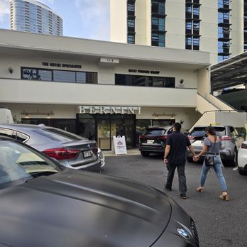 Bernini Honolulu - Very tight and very very small parking lot with no valet. - Italian Near Me - Honolulu, Hawaii