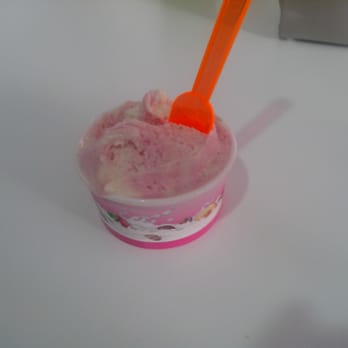 Heladería Antonino - Helado de petite-suise de fresa y plátano - Ice Cream & Frozen Yogurt Near Me - Seville, SE Heladería Antonino - Helado de petite-suise de fresa y plátano - Ice Cream & Frozen Yogurt Near Me - Seville, SE