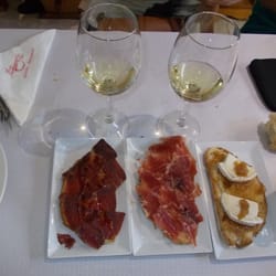 La Jamonería - Tosta de cecina, tosta de jamón y tosta de cebolla caramelizada y queso de cabra
