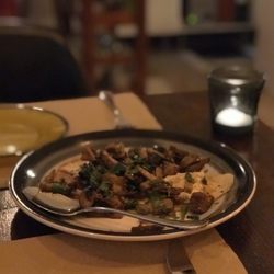 Bistro Árbol - Flatbread with hummus and mushrooms
