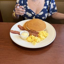 Pancakes & Eggs
