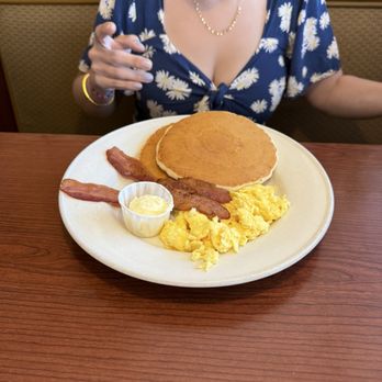 Pepper Shaker Restaurant - Pancakes & Eggs - Breakfast & Brunch Near Me - La Habra, California