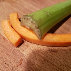 Buffalo's World Famous Wings - The veggies received with 10 piece wings. Never seen such nasty celery served.