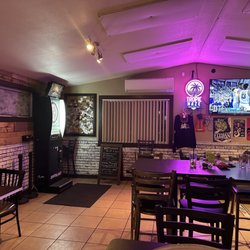 Lexi's Pizza Pub - Cozy bar area