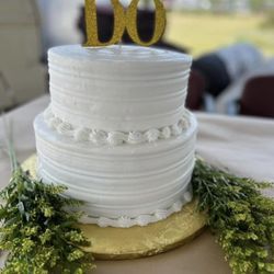 El Folklor Bakery - Vanilla buttercream frosting, vanilla cake and strawberry filling.