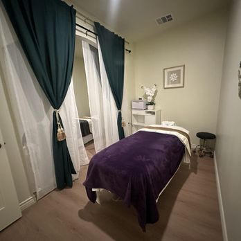 The Point Wellness and Spa - The Emerald Suite offers an exclusive couples massage experience in a serene, luxurious private room. - Massage Therapy Near Me - Tarzana, California The Point Wellness and Spa - The Emerald Suite offers an exclusive couples massage experience in a serene, luxurious private room. - Massage Therapy Near Me - Tarzana, California