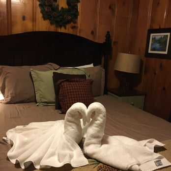 Arrowhead Pine Rose Cabins - Kissing swan towels await you:) - Venues & Event Spaces Near Me - Twin Peaks, California Arrowhead Pine Rose Cabins - Kissing swan towels await you:) - Venues & Event Spaces Near Me - Twin Peaks, California