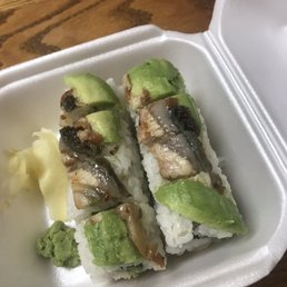 ??? in what world is this a "dragon roll"? ??? in what world is this a "dragon roll"?