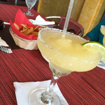 El Coyote - Complimentary chips and salsa and the margarita that came with brunch - Mexican Near Me - Forest Hills, New York