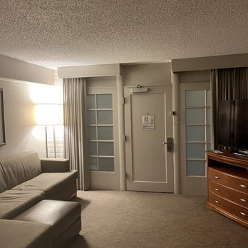 Embassy Suites by Hilton El Paso - Tired furniture, drab colour scheme in LR. Hotel needs updating. - Hotels Near Me - El Paso, Texas Embassy Suites by Hilton El Paso - Tired furniture, drab colour scheme in LR. Hotel needs updating. - Hotels Near Me - El Paso, Texas