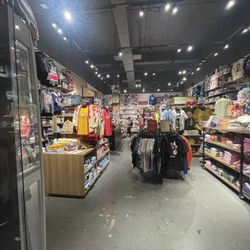 BoxLunch - Inside the store