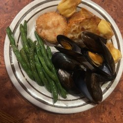 Fresh green beans (my fave), crab cakes, crab Rangoon (the good kind), steamed muscles and a stuffed scallop shell.