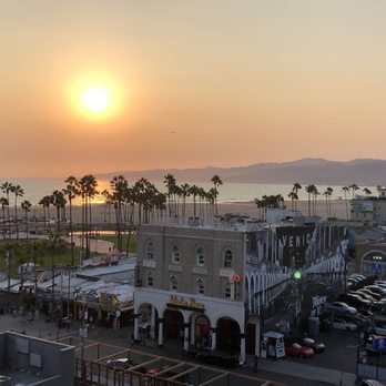 High Rooftop Lounge - The views 10/10 - Lounges Near Me - Venice, California
