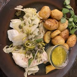 Café Marina - Gebackener Dorsch mit Salzkartoffeln, gebackenen Fenchel und geschmolzener Butter.