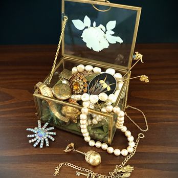LaPorte Jewelry Appraisals - An inherited jewelry box with a mix of fine jewelry and costume jewelry to be sorted and identified. - Appraisal Services Near Me - Austin, Texas LaPorte Jewelry Appraisals - An inherited jewelry box with a mix of fine jewelry and costume jewelry to be sorted and identified. - Appraisal Services Near Me - Austin, Texas