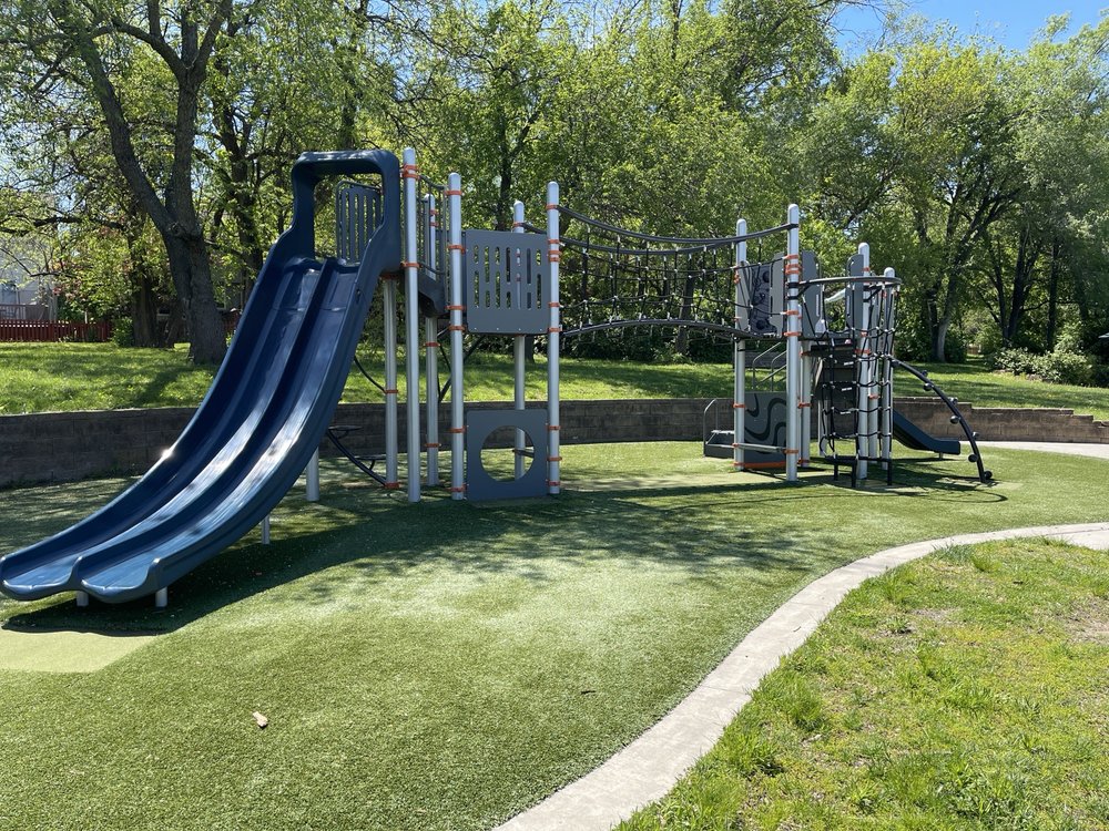 Regency Lake Park Logo