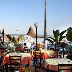Pizzeria Luna Rossa - Dalla Pizzeria si possono ammirare i meravigliosi faraglioni di Aci Trezza