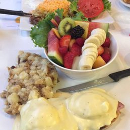 Oeuf Bénédicte et Dejeuner Américaine, deux different plat delicieux Oeuf Bénédicte et Dejeuner Américaine, deux different plat delicieux