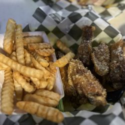 Riptidez - Garlic parm wings with fries