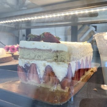 Tartine - Strawberry cake - Bakeries Near Me - Los Angeles, California Tartine - Strawberry cake - Bakeries Near Me - Los Angeles, California