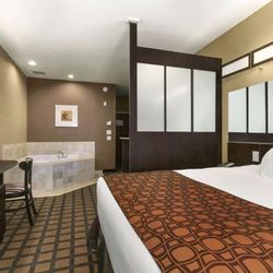 Microtel Inn & Suites by Wyndham Minot - Jacuzzi Suite