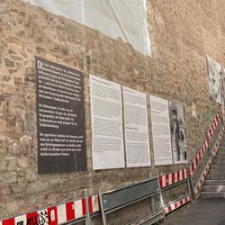 Heidenmauer mit Römertor - Heidenmauer mit Römertor