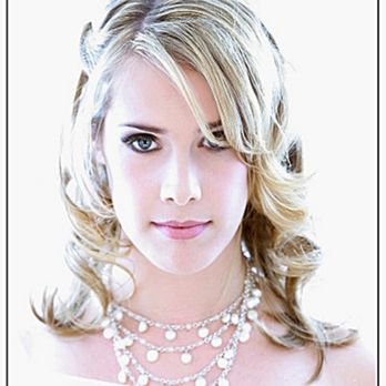 Darrek Robertson Photography - A bride portrait with a fashion style headshot taken by Darrek Robertson photographer. - Session Photography Near Me Darrek Robertson Photography - A bride portrait with a fashion style headshot taken by Darrek Robertson photographer. - Session Photography Near Me