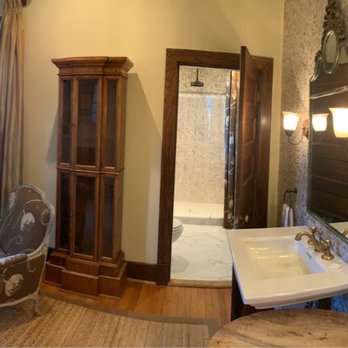 Glen Gordon Manor - Panorama of the huge bath tub + sink area, then separate toilet + shower. - Bed & Breakfast Near Me - Huntly, Virginia