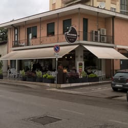 Pasticceria Bulgarini - La pasticceria vista dalla strada.